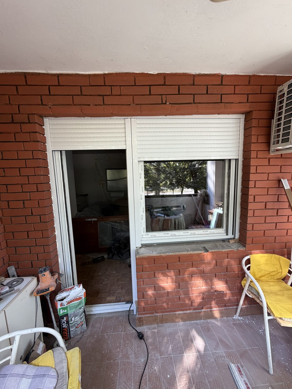 Beli PVC prozor na fasadi od cigle