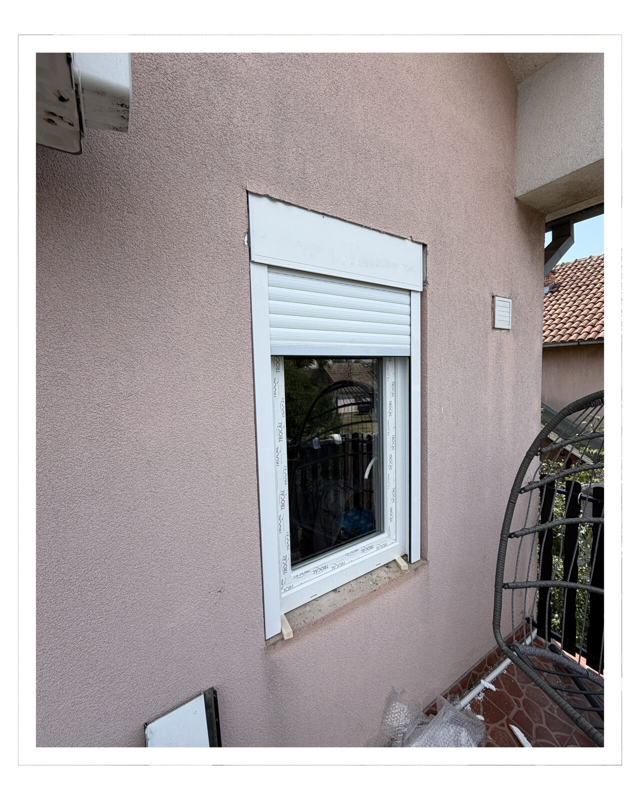 Beli PVC prozor sa roletnom na fasadi