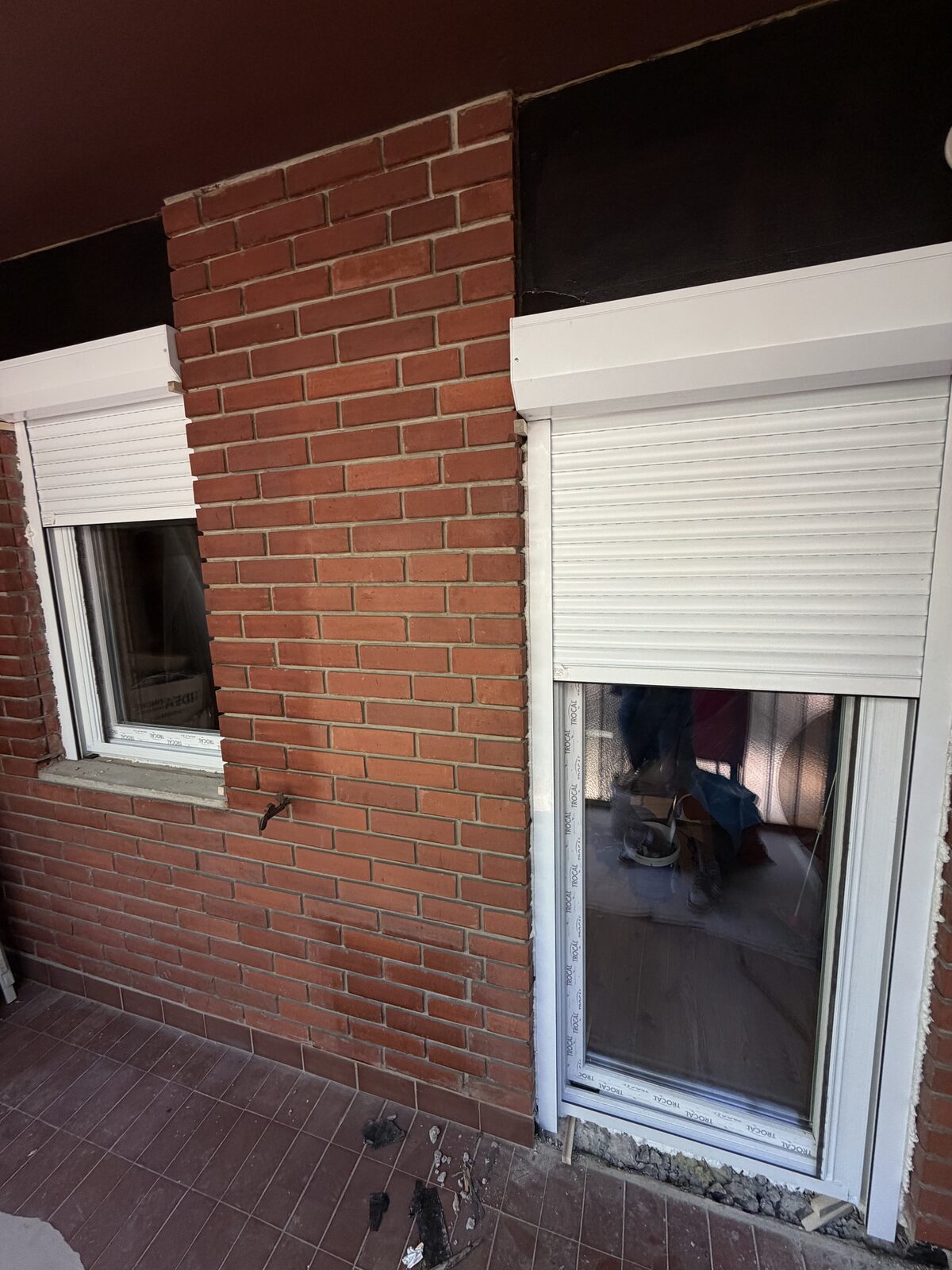 Bele aluminijumske roletne na fasadi od cigle – prozor i balkonska vrata | Popov Aluplast