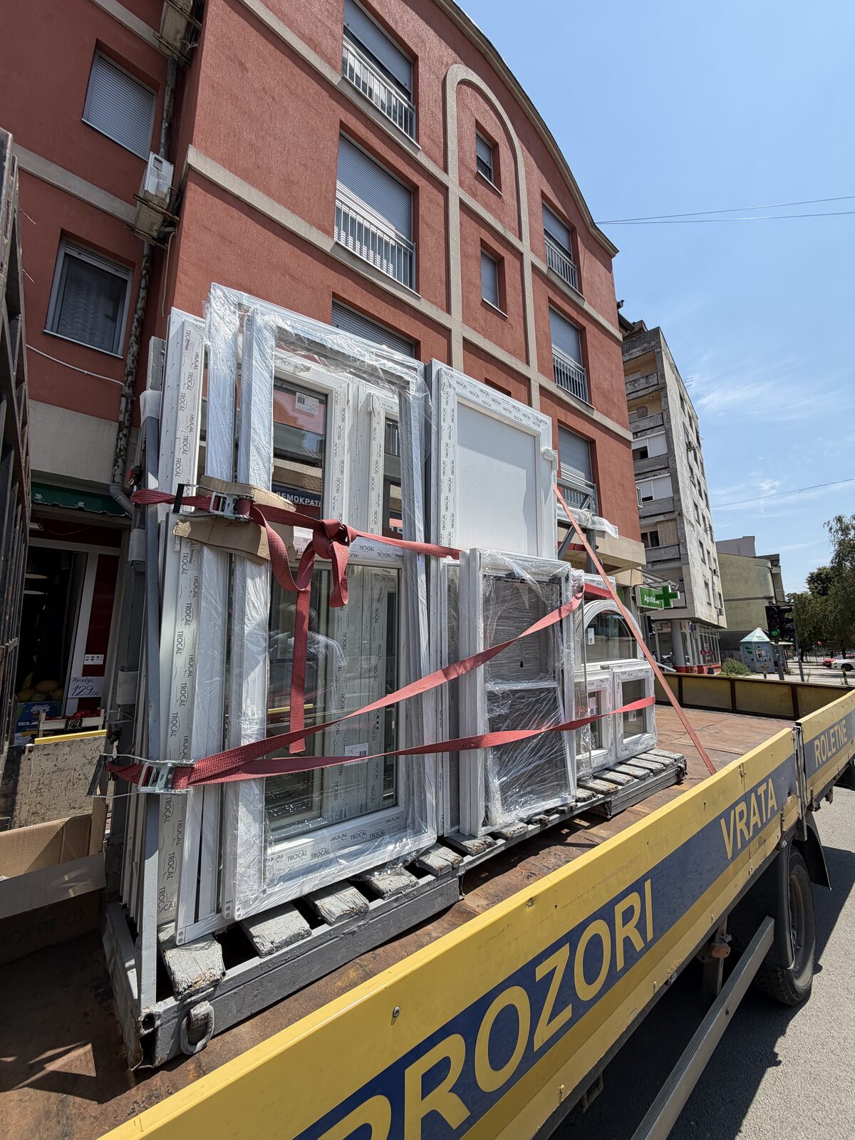 Transport i dostava prozora dizalicom